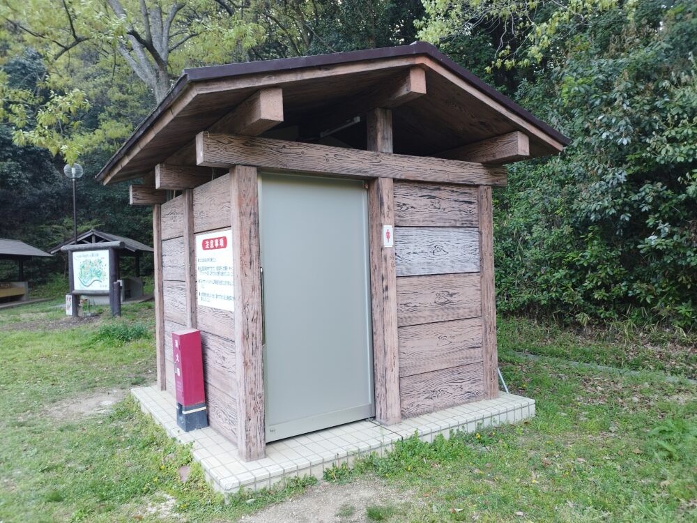 早島ふれあいの森公園　キャンプ場　フリーサイト　トイレ外観