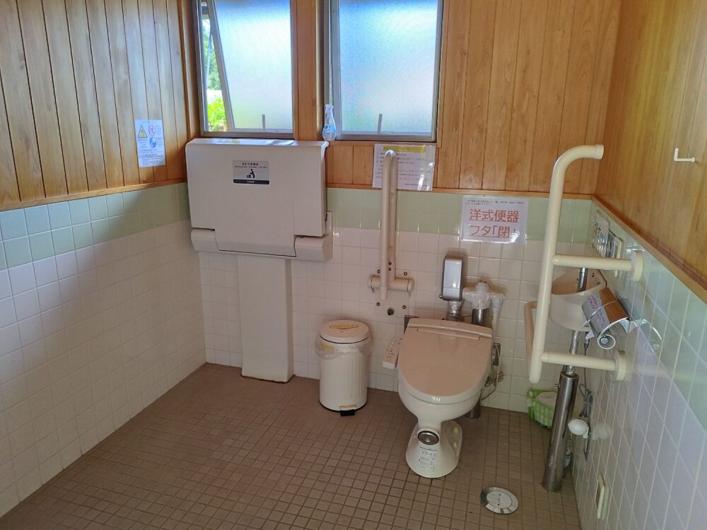弥高山公園　管理棟前の水洗トイレ
