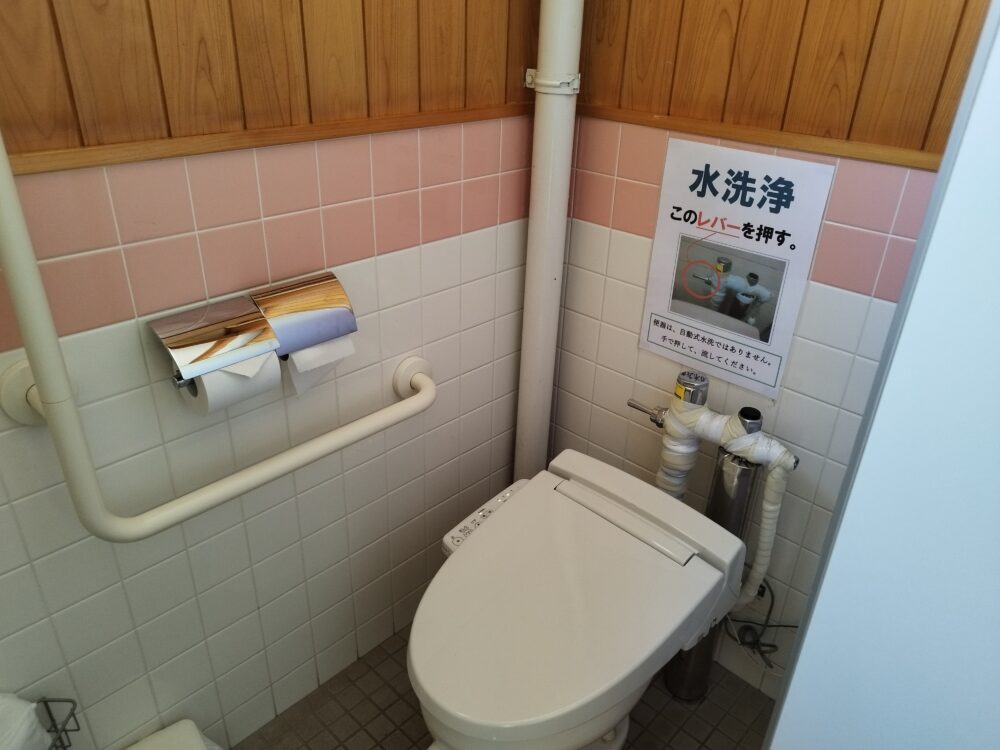 弥高山公園　管理棟前の水洗トイレ　女子個室