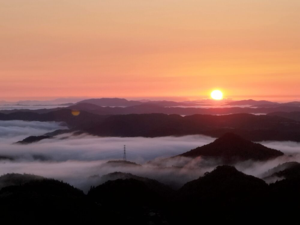 弥高山公園キャンプ場　　展望台から見える雲海と日の出