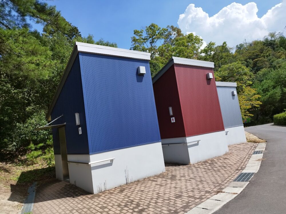 亀島キャンプ場　トイレ外観